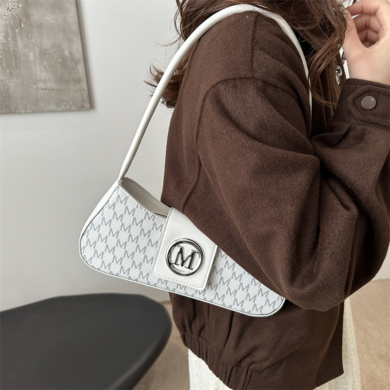 A new 2025 stylish and artistic underarm bag for women, a unique and simple square bag with letter prints and a high-quality single-shoulder bag details Picture