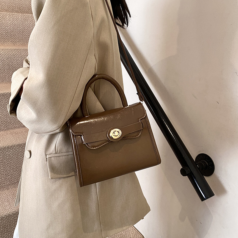 Simple and retro small square handbag 2025 Korean style retro fashion single-shoulder crossbody bag casual new women's bag Specification drawing