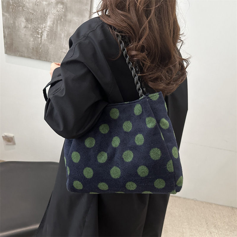 A new Korean single-shoulder bag, a fashionable and casual checkered student polka dot large bag, a handbag and a tote bag Specification drawing