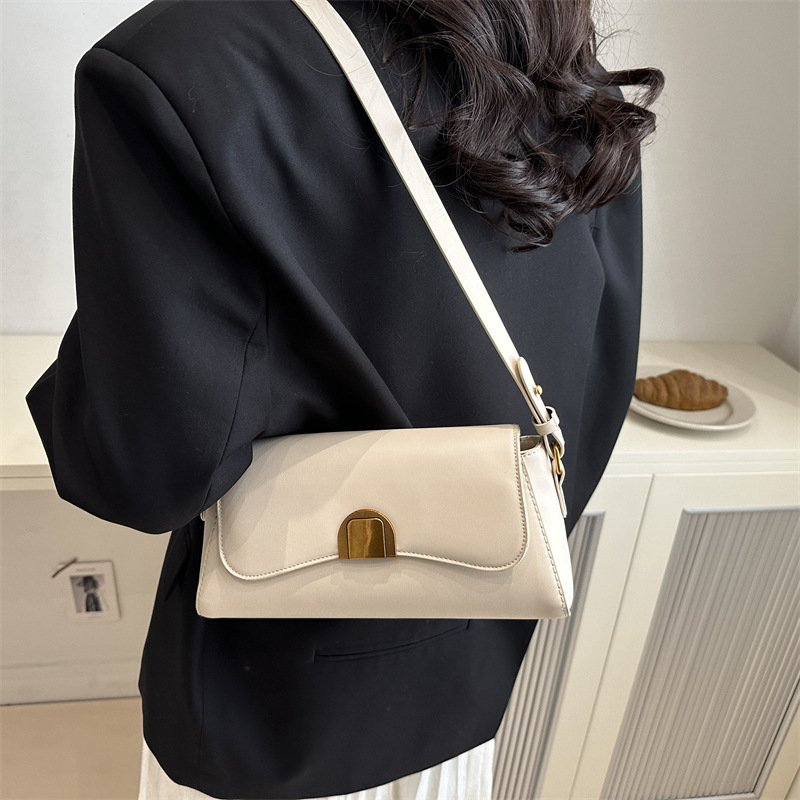 Baguette underarm bag for women 2025 Spring New style, a high-end small square bag for women, a retro commuting single-shoulder bag details Picture