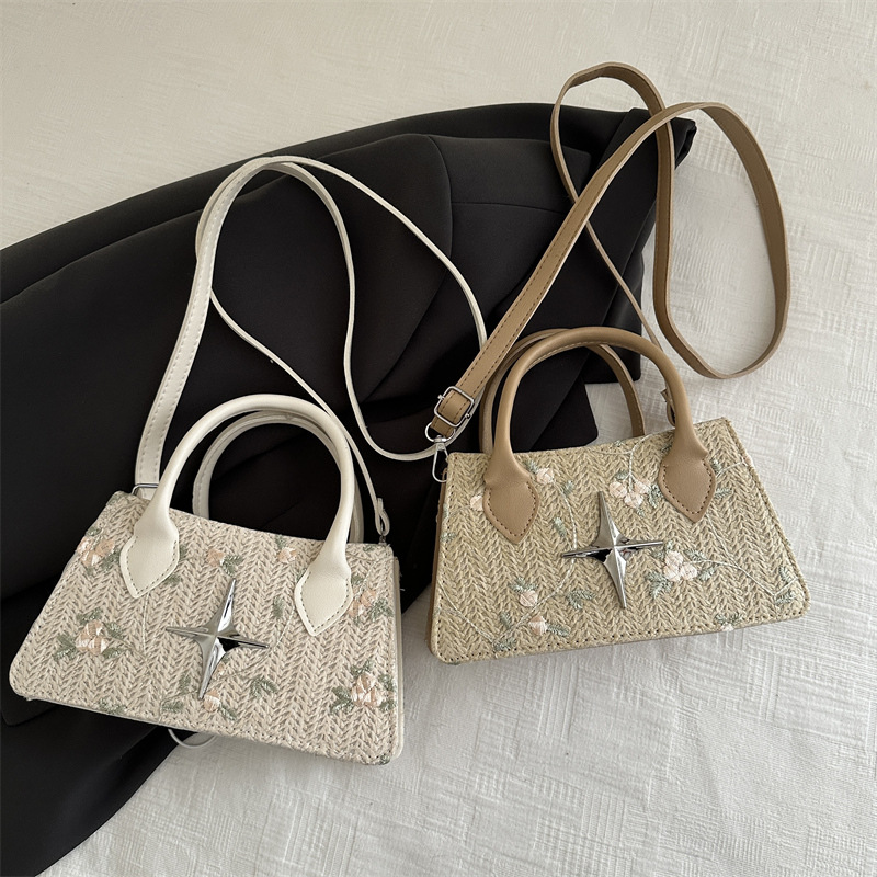 The 2025 new cross-border simple small square bag exudes a sense of fashion and sophistication. Its niche design is versatile and trendy. It's a single-shoulder crossbody bag for women Application Scenario