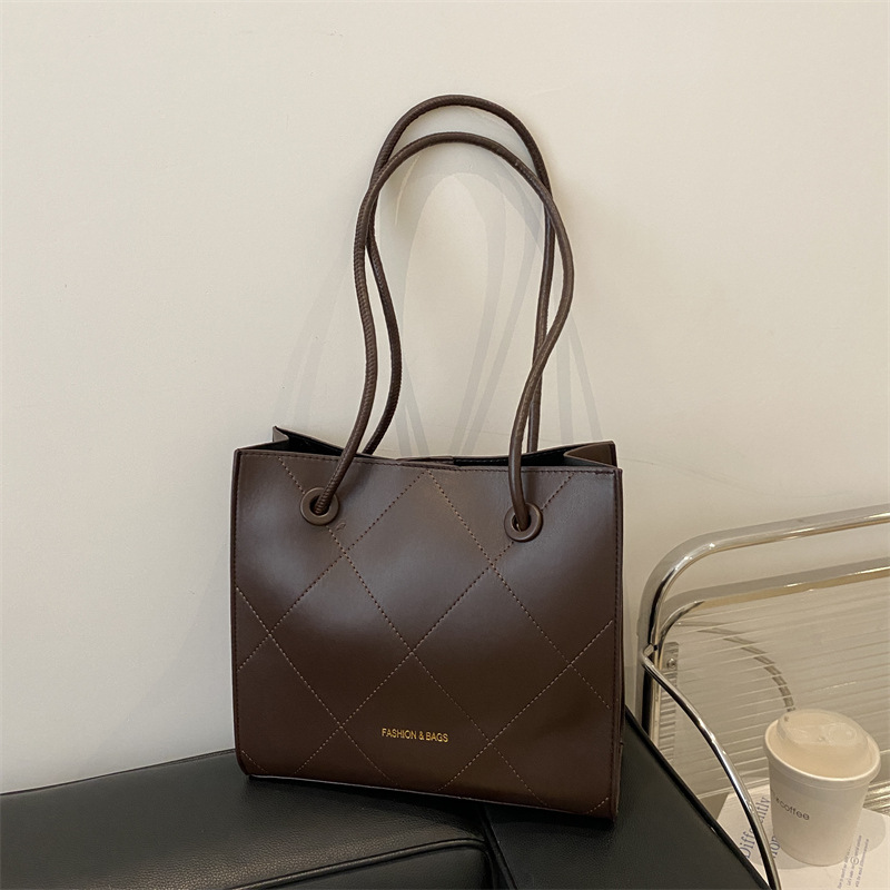 2025 New women's trendy commuting single-shoulder bag, casual and fashionable handbag, Korean-style simple and large-capacity tote bag full figure