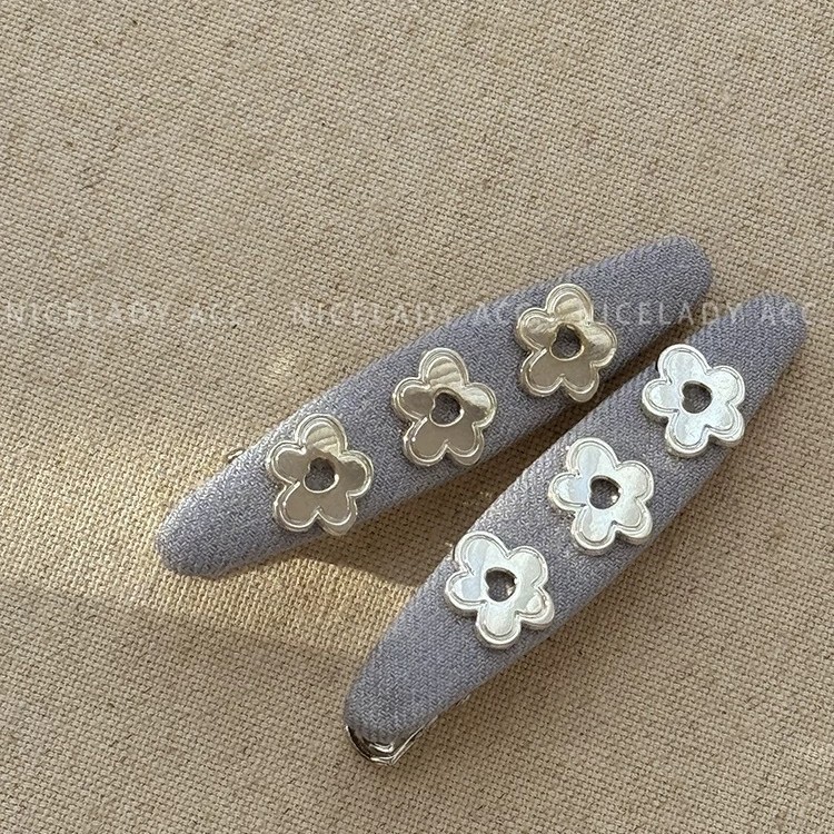 The silver mirror-like small flower hair clip with the same design sense as the Korean ONI is a new 2025 women's fringe fringe fringe hair accessory Application Scenario
