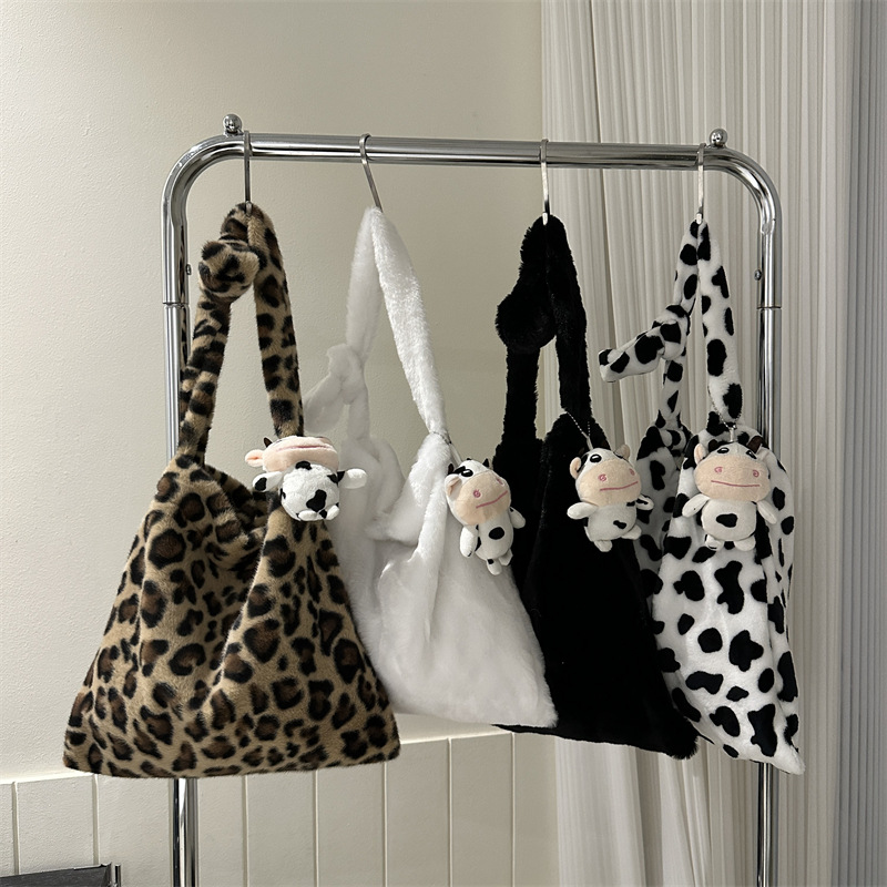 This year's trendy spring single-shoulder bag, a stylish and casual large-capacity crossbody bag made of women's plush and lambskin Application Scenario