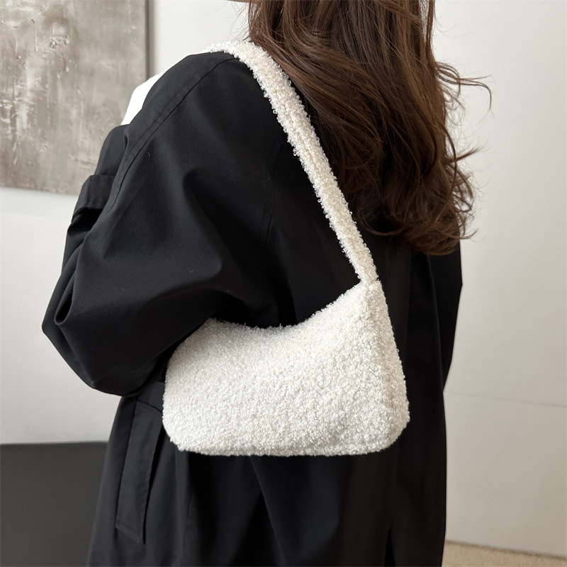A new spring Korean style fashionable and individualistic ins underarm bag with a large capacity of plush, soft and soft single-shoulder crossbody bag for student girls details Picture