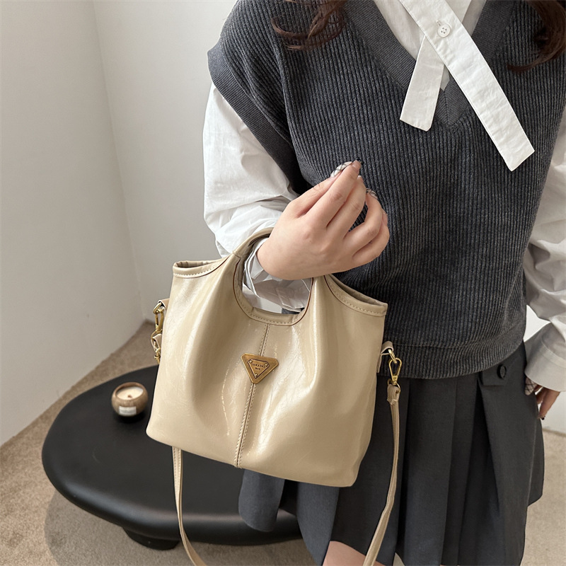 Fashionable hand-held oil wax leather bucket bag for women, 2025 new Korean style trendy single-shoulder bag, high-end and versatile women's bag details Picture