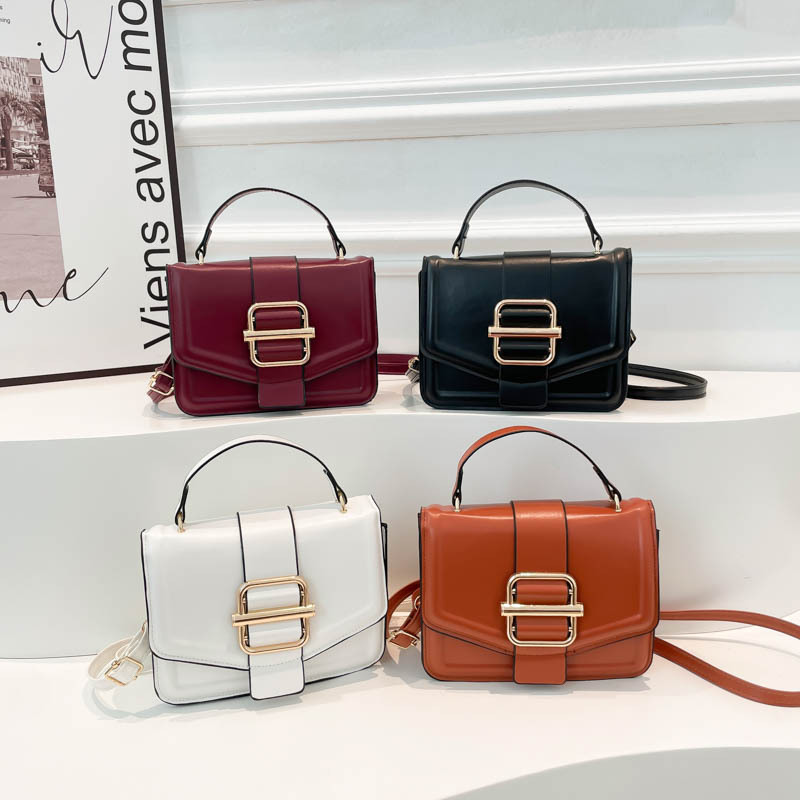 A simple, fashionable and individual women's bag for spring 2025, a niche hand-held shoulder bag with a retro texture and a small square crossbody bag Application Scenario