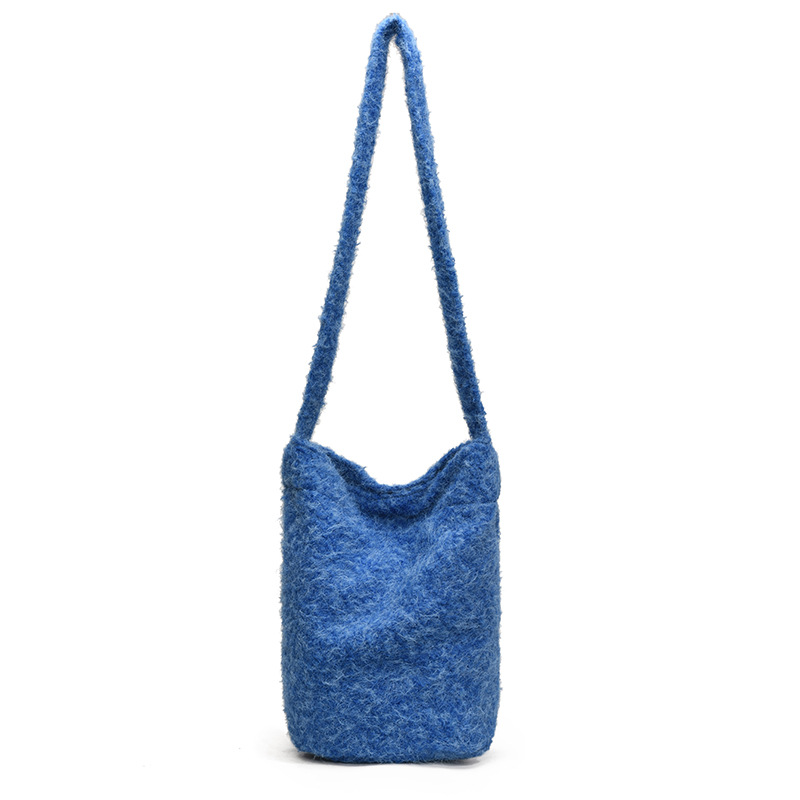 Stylish and individualistic 2025 new contrasting color, fluffy, large-capacity commuter woolen single-shoulder crossbody bucket women's bag Item Picture