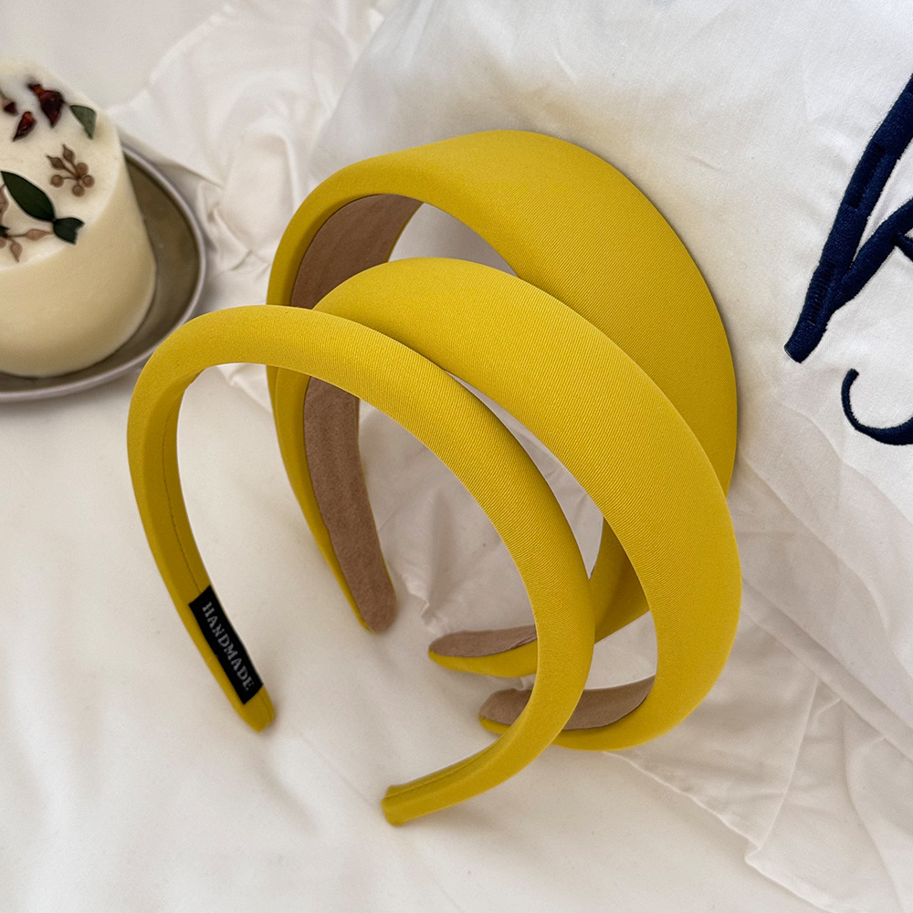 The simple and elegant yellow hairband for women, the high-pitched headband for the top of the head, is versatile for daily use and can enhance the face. The small hairpin is a stylish hair accessory full figure