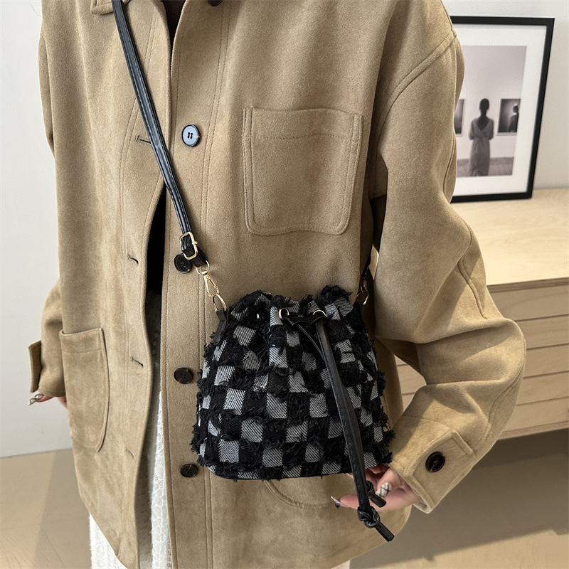 A new style of denim checkered bucket bag with a unique and stylish texture, a single-shoulder crossbody bag Specification drawing