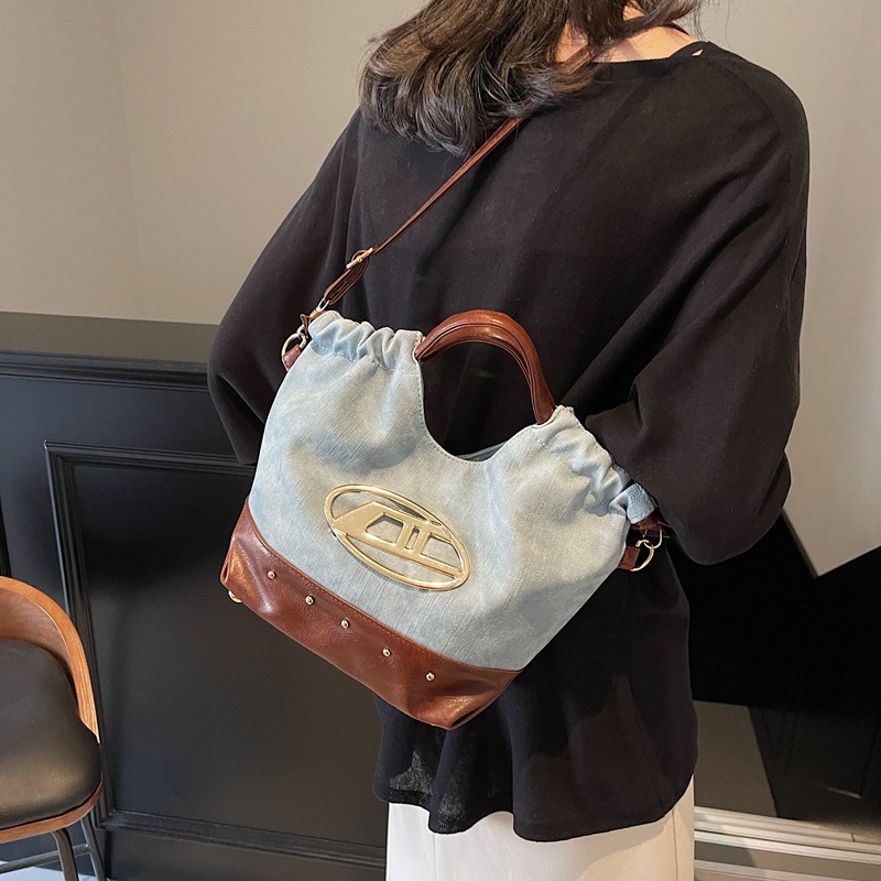 A new large-capacity, fashionable and high-end canvas patchwork bag for women in the winter of 2024, a unique and high-quality large crossbody bag details Picture