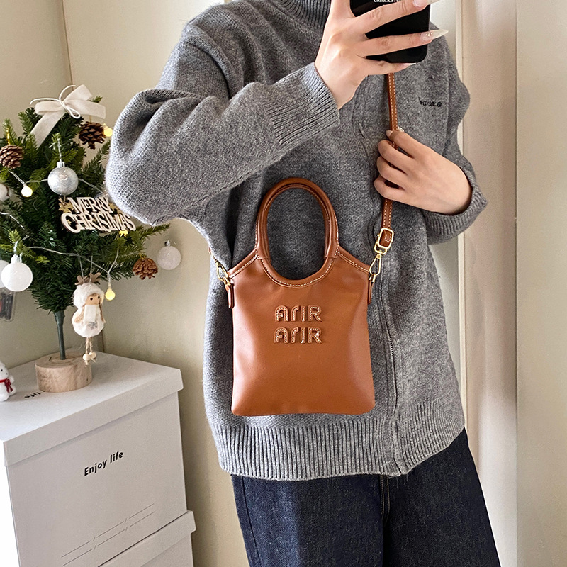 A trendy and stylish leopard print retro hand-held loose change bag for women, a versatile and stylish casual commuting crossbody bag details Picture
