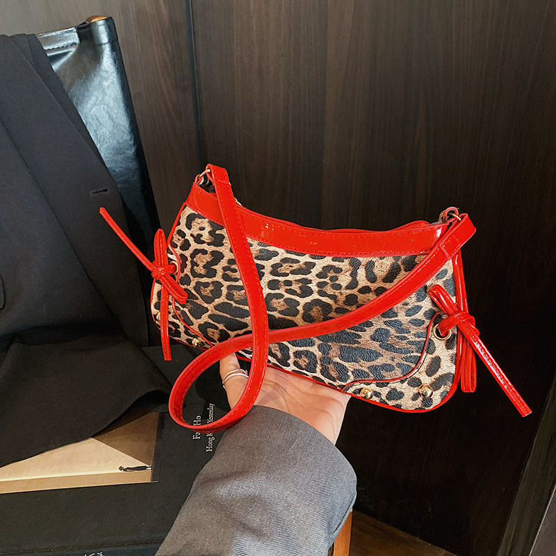 In the spring of 2025, the leopard print underarm bag is a versatile and patchwork single-shoulder small square bag for women, creating a cross-border trend full figure