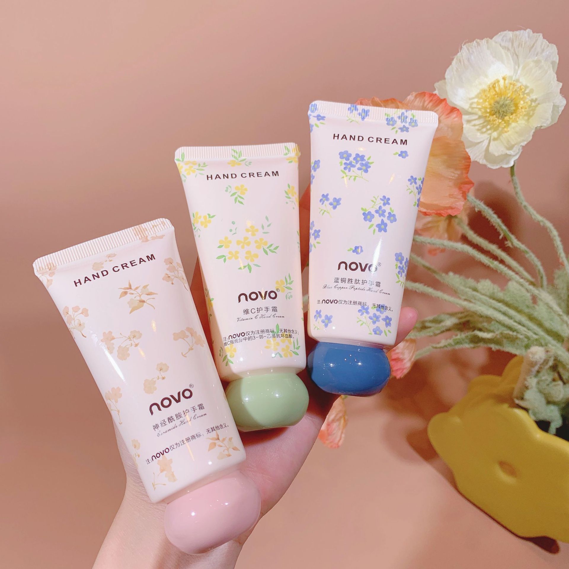 NOVO hand cream is naturally moisturizing, hydrating and hydrating. It is refreshing and non-greasy in autumn and winter. It is small, portable and affordable for students full figure