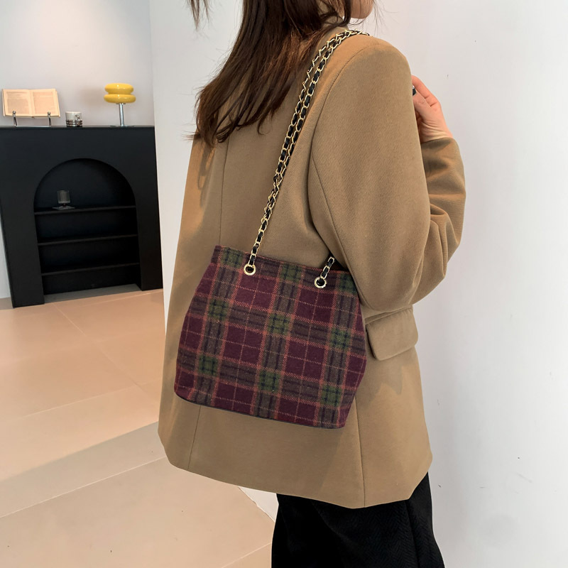 Retro and fashionable woolen texture bucket bag, large capacity commuting bag, chain check pattern casual single-shoulder crossbody women's bag details Picture