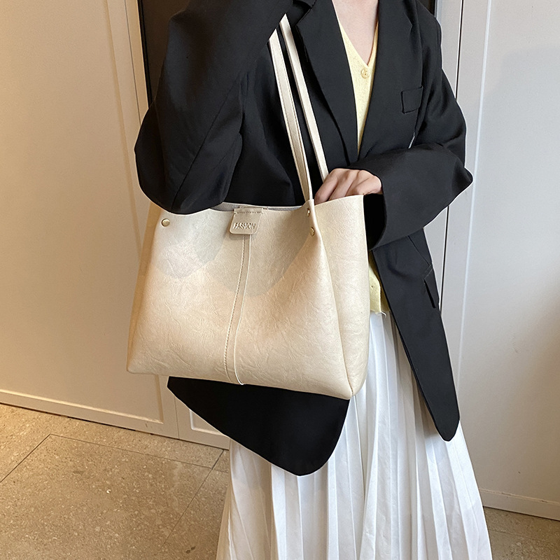 The new 2024 autumn collection features a retro, simple, large-capacity, solid-color, fashionable and individual single-shoulder underarm tote women's bag details Picture