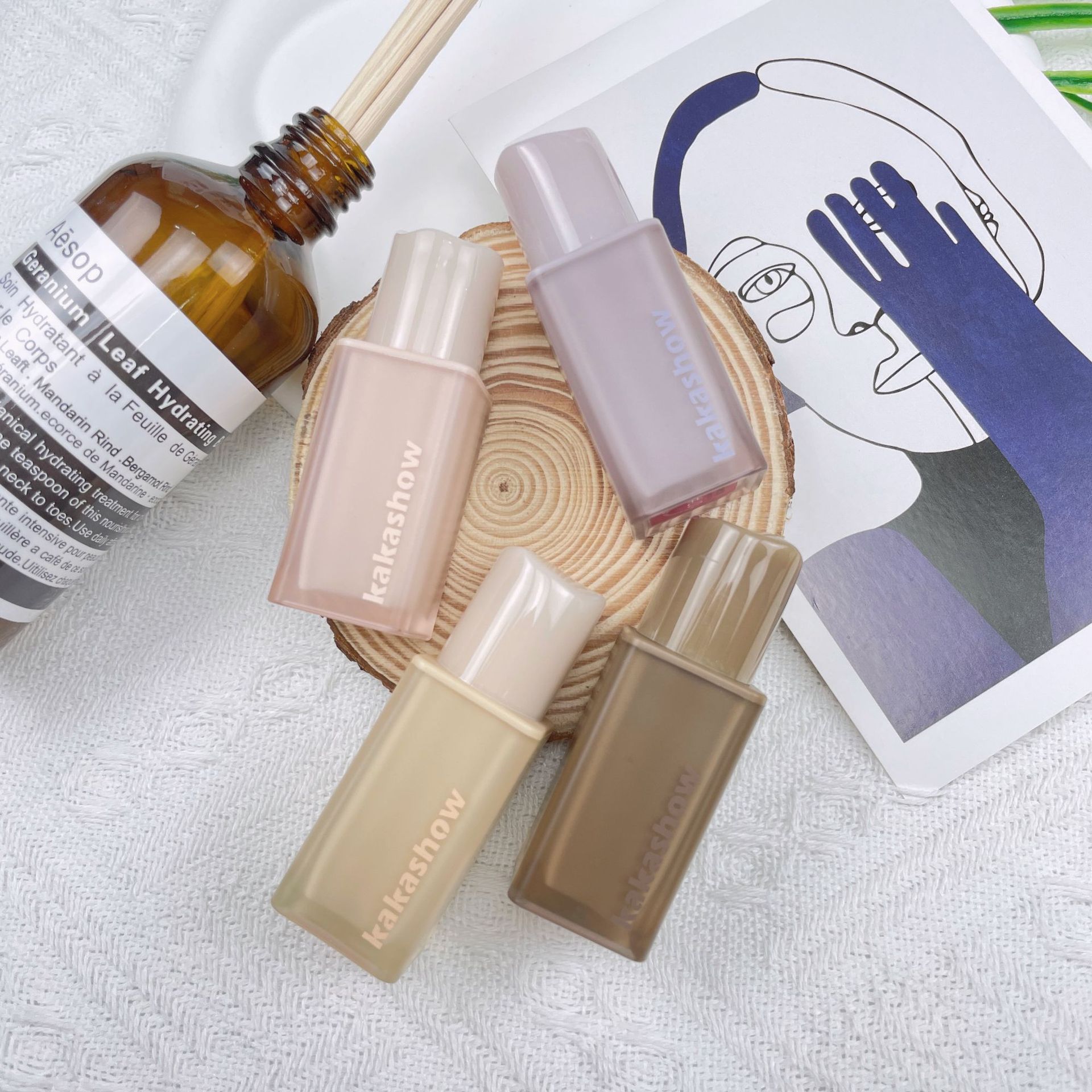 kakashow Pink matte nude lip Gloss, a natural summer matte lip mud that makes the skin look fairer and less likely to stick to a cup of soft matte lipstick full figure