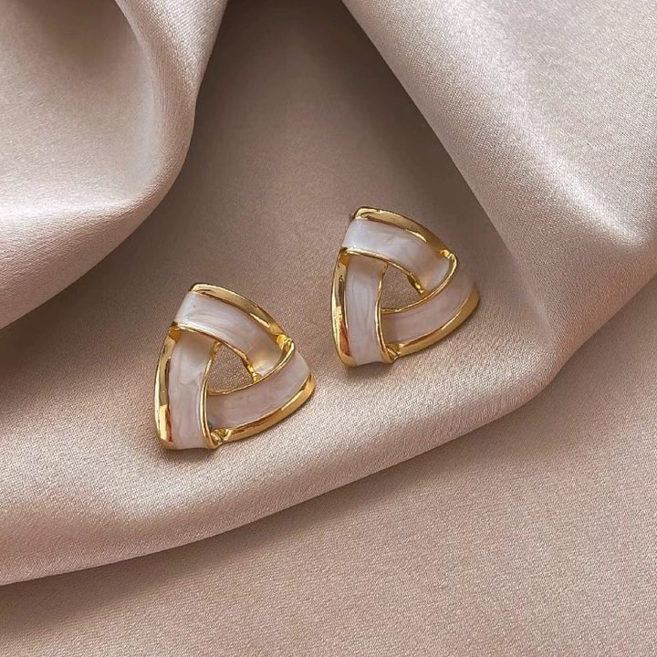 High-end pearl ear clips, no-hole triangular ear clips, retro tassel earrings, elegant earrings, wholesale of foreign trade accessories details Picture