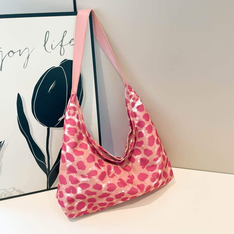 A new minimalist canvas bag with a large capacity in Korean fashion, a leopard print commuter single-shoulder crossbody bag full figure