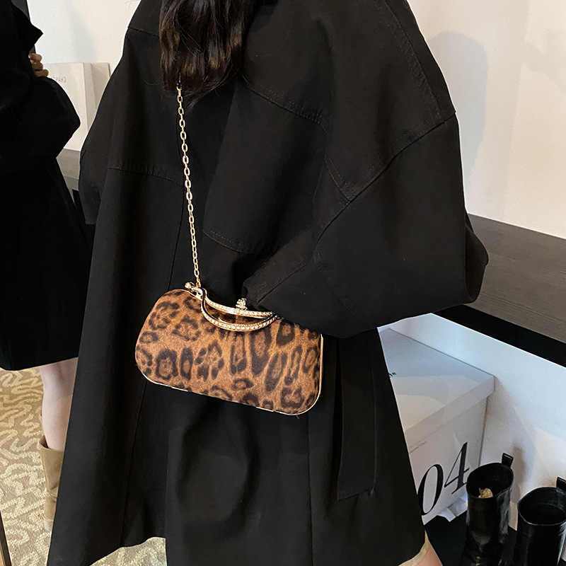European and American style leopard print chain small square bag for women, 2024 new Korean style fashionable single-shoulder bag, flared crossbody dinner bag details Picture