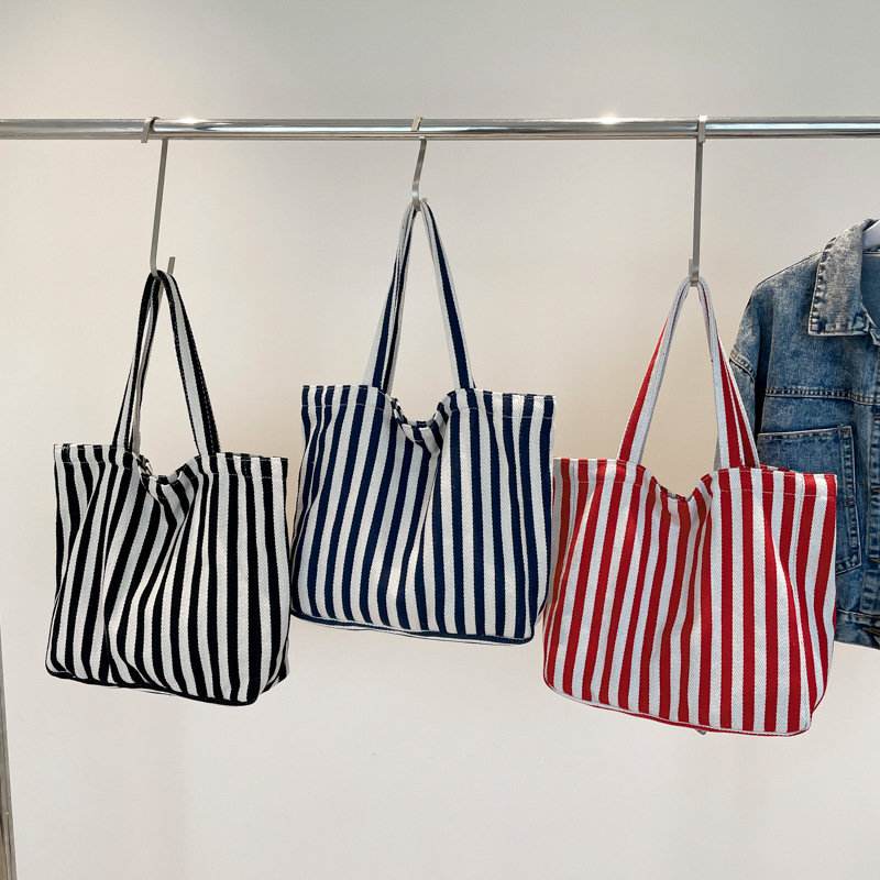 2024 Autumn/Winter new versatile and fashionable striped handbag shopping bag, two-tone large-capacity trendy single-shoulder bag Application Scenario