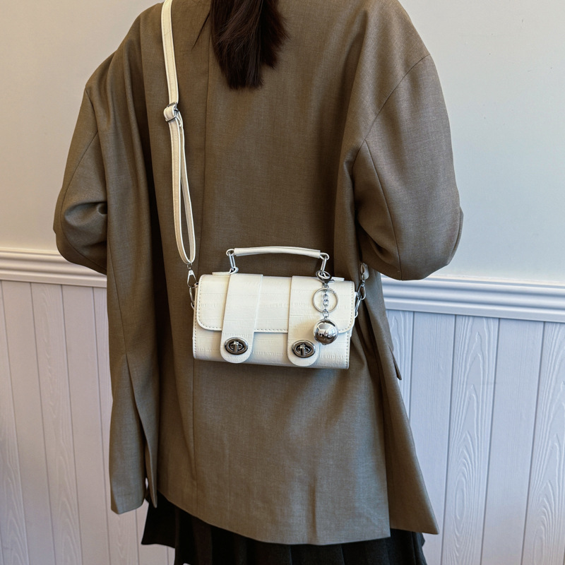 A trendy soft leather round bag for women, a new autumn/winter 2024 collection, stylish and versatile, single-shoulder crossbody bag for work details Picture