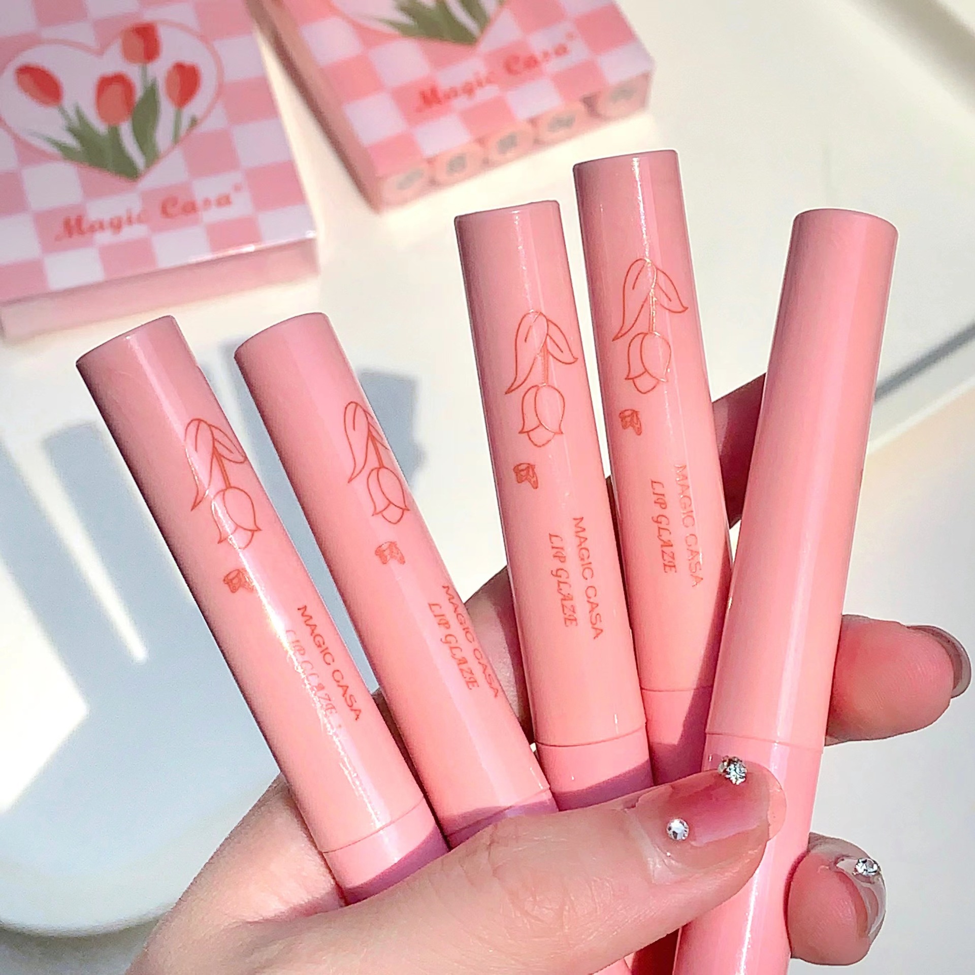 The lip gloss set of lipstick has a matte finish and is not easy to stick to cups. The lip gloss and lip gloss are also good full figure