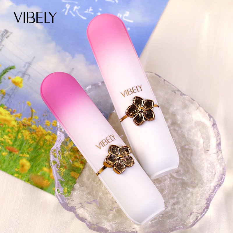 VIBELY Personalized Moisturizing Color-changing Lip Balm Anti-dryness and Cracking Fruit-Flavored Healthy Lip Balm Cross-border Makeup Application Scenario