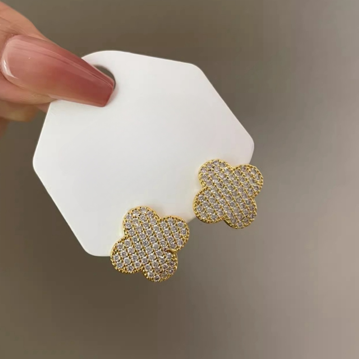Xuhui brand exquisite and light luxury copper plated with real gold and zircon inlaid 925 silver needle four-leaf clover fashionable stud earrings details Picture