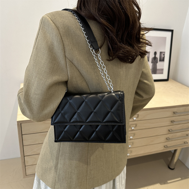The 2024 autumn new French niche design chain small square bag, a fashionable macaron color single-shoulder crossbody bag Specification drawing
