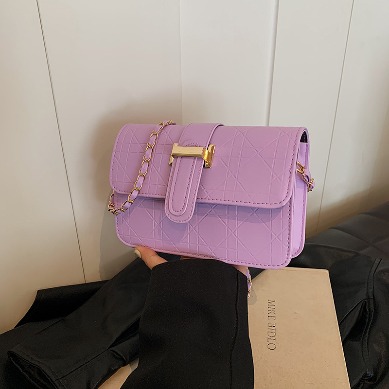 This stylish, high-quality, and trendy hand-held crossbody bag is a new cross-border women's bag for autumn and winter 2024. It features a checkered commuter single-shoulder bag full figure