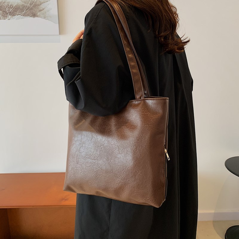Retro large-capacity tote bag for women, 2024 new style fashionable portable commuting bag for going out, single-shoulder bag for students' classes details Picture