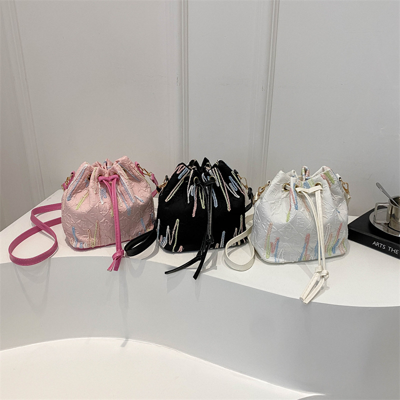 Single-shoulder bag, Korean-style drawstring, fresh and girlish crossbody bag, large capacity, commuting, casual, quality and versatile, Chinese-style bucket bag Application Scenario