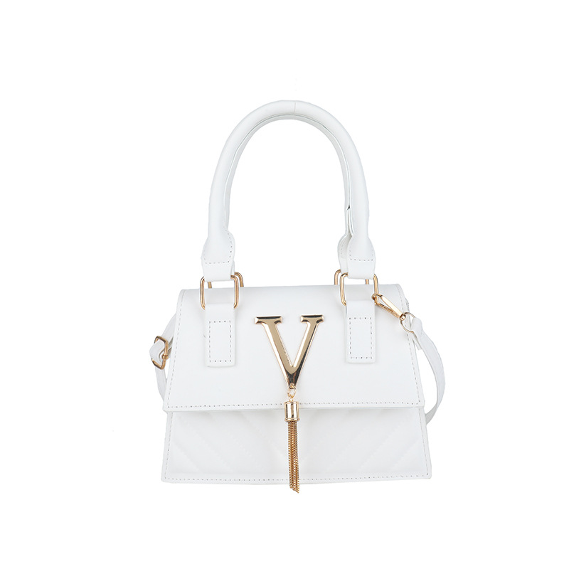 This year, trendy, fashionable and high-quality handbags are in vogue. Women's bags with stylish tassels and unique diagonal patterns are single-shoulder crossbody women's bags Item Picture