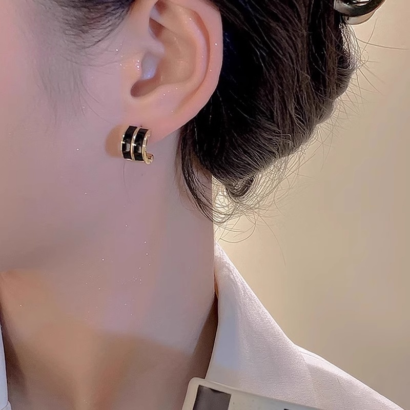 Xuhui brand exquisite and light luxury copper plated with real gold and set with zircon 925 silver needle, C-ring baked paint design, fashionable stud earrings and pendants full figure