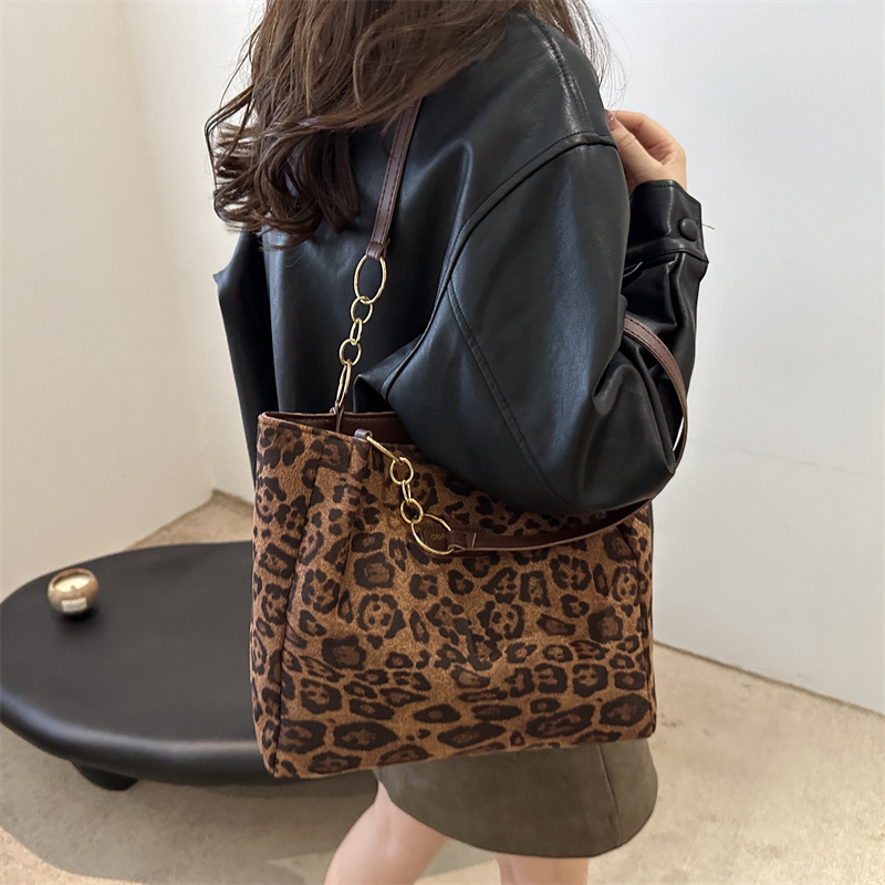 A new velvet leopard print single-shoulder bag and hand-held tote bag for women's casual commuting in autumn and winter 2024 details Picture