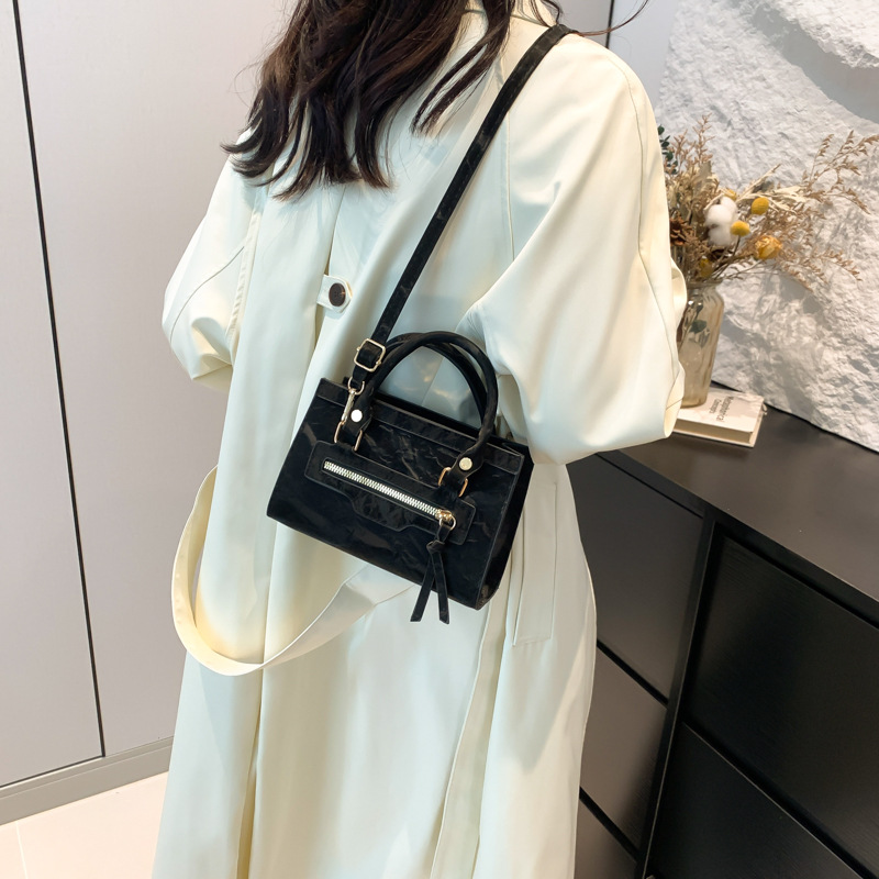 A retro, individualistic, casual single-shoulder crossbody bag for the autumn of 2024, featuring a fashionable, simple and elegant style, and a small square handbag for commuting Specification drawing