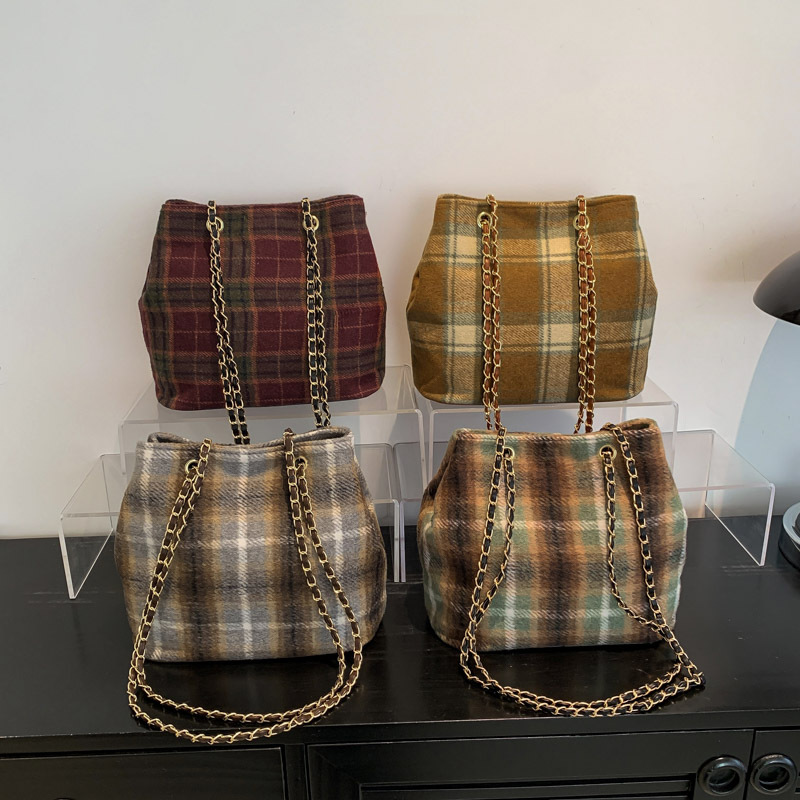 Retro and fashionable woolen texture bucket bag, large capacity commuting bag, chain check pattern casual single-shoulder crossbody women's bag Application Scenario