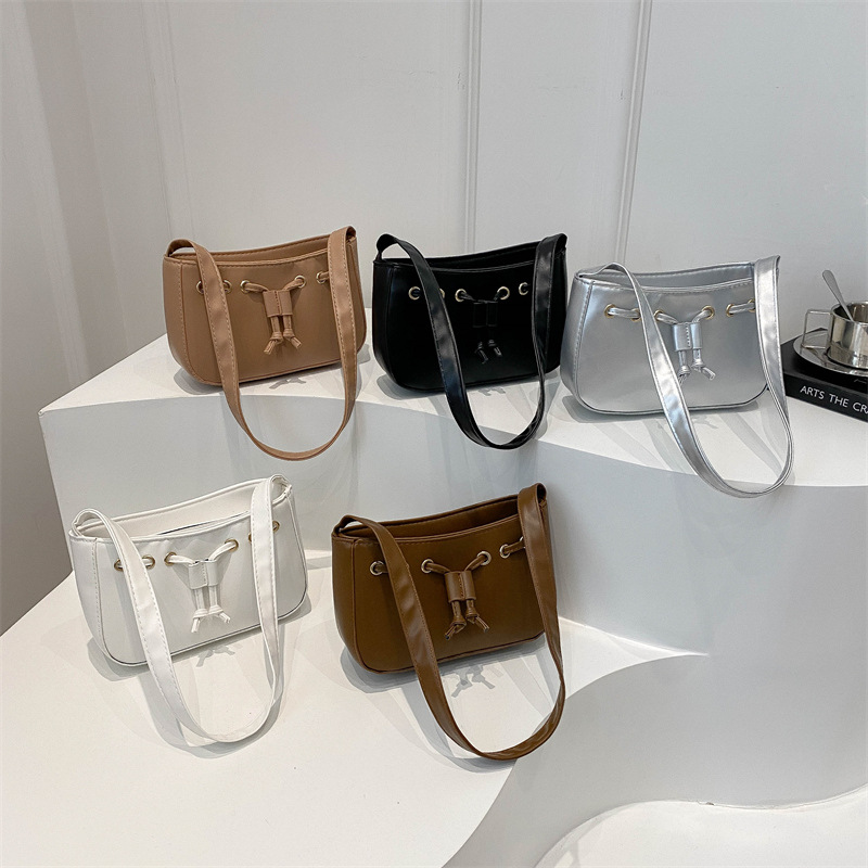 The new autumn/winter 2024 collection of women's bags features a retro and simple Korean-style underarm bag. This year, hand-held bags are in vogue, exuding a sense of sophistication Application Scenario