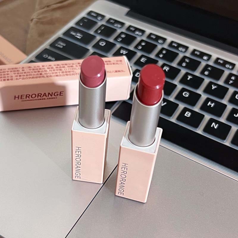 HERORANGE~ Just sleep for five more minutes. The powder mist magnet buckle lipstick makes the skin look fairer. The matte and long-lasting lip gloss is affordable for female students Application Scenario