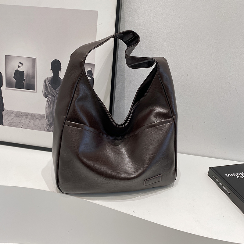 Large-capacity female 2024 new autumn and winter soft leather bucket bag, commuter tote bag, college student class single-shoulder bag full figure