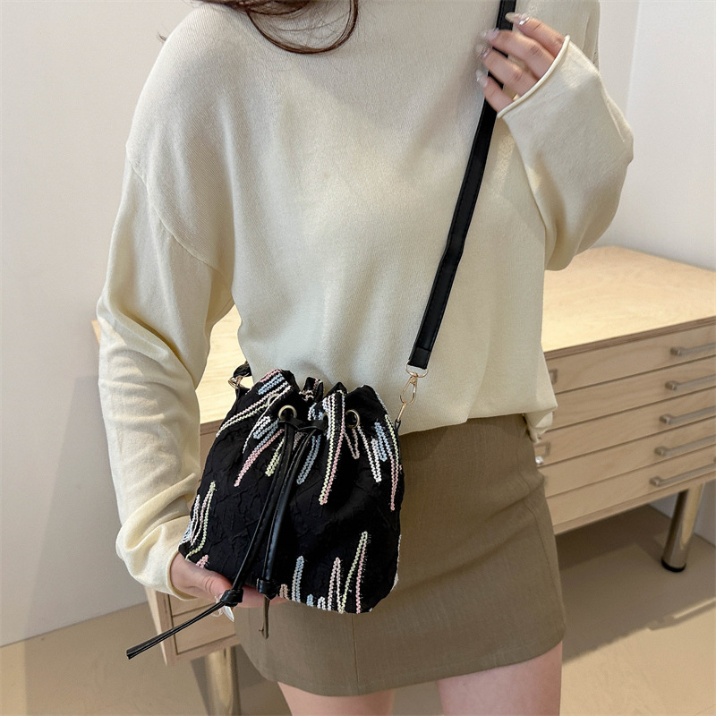 Single-shoulder bag, Korean-style drawstring, fresh and girlish crossbody bag, large capacity, commuting, casual, quality and versatile, Chinese-style bucket bag Specification drawing