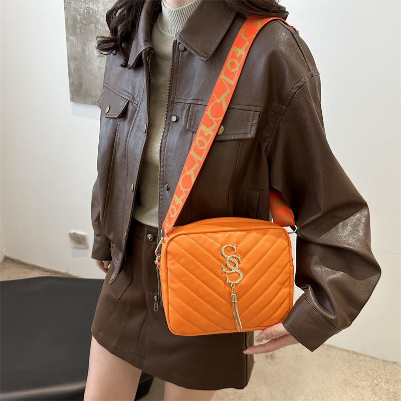 A stylish Korean-style wide shoulder strap small bag for women in the autumn of 2024, a niche design and versatile camera bag, an ins crossbody small square bag details Picture