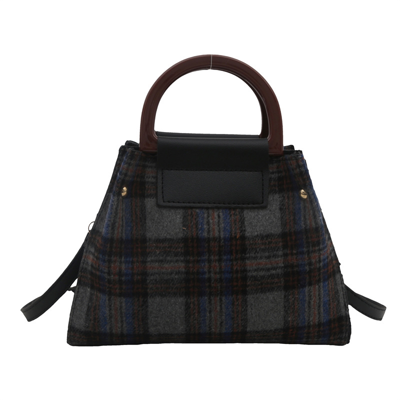 This is a trendy and stylish single-shoulder underarm bag with a contrasting color for the autumn of 2024. It features a unique design and is retro and individualistic Item Picture
