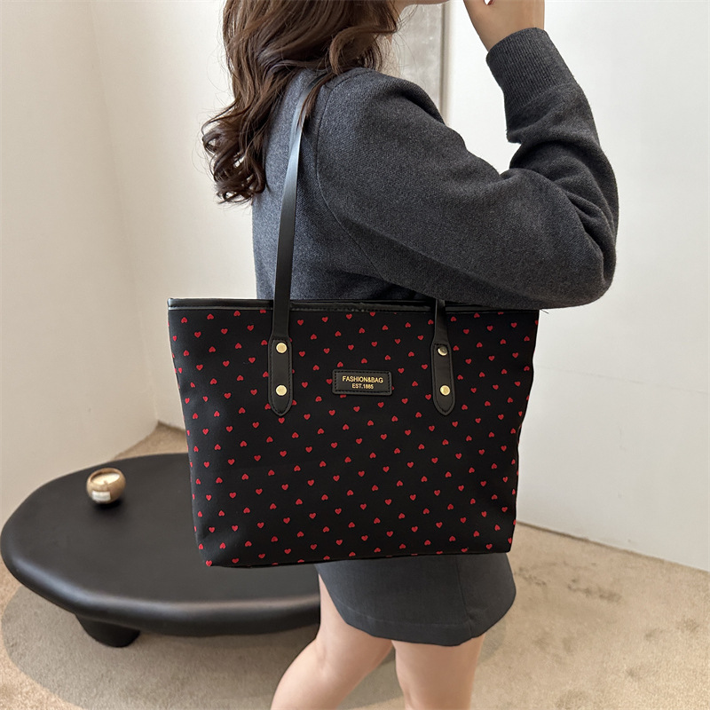 The 2024 new Korean-style tote bag with a college style is stylish, elegant and beautiful. It is a large-capacity single-shoulder and underarm commuter handbag details Picture