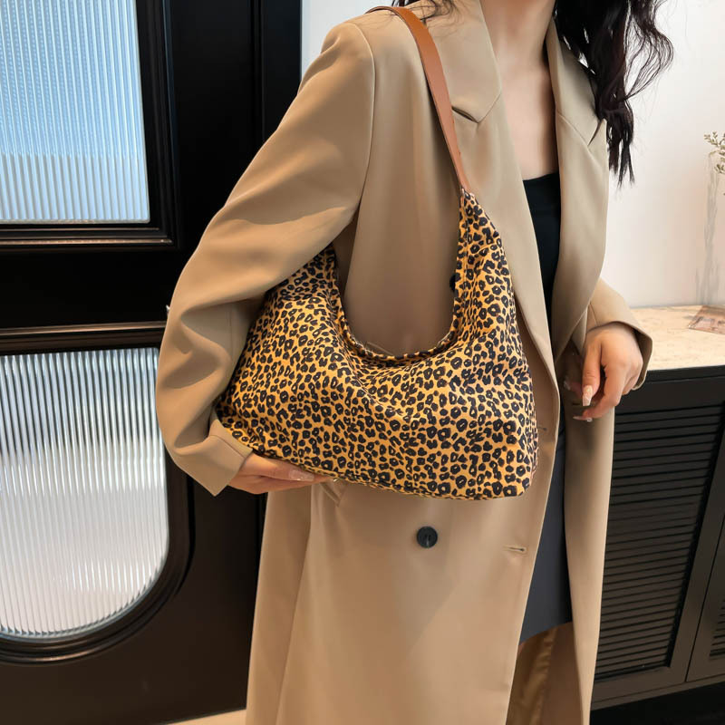 A new minimalist canvas bag with a large capacity in Korean fashion, a leopard print commuter single-shoulder crossbody bag Specification drawing