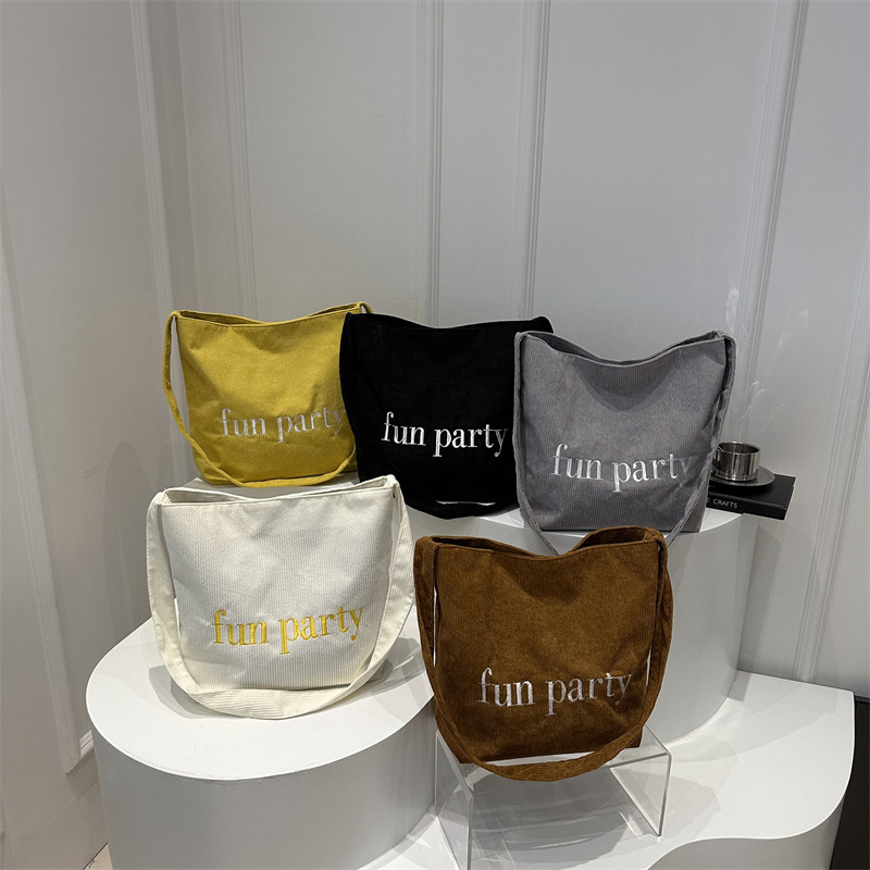 Simple hand-held corduroy large-capacity daily casual work single-shoulder bag, niche tote bag, fashionable canvas bag Application Scenario