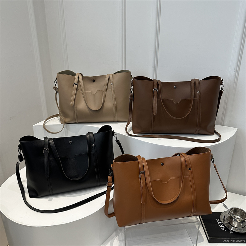 Retro texture commuting solid color simple 2024 autumn new large-capacity single-shoulder bag with a relaxed underarm tote bag Application Scenario