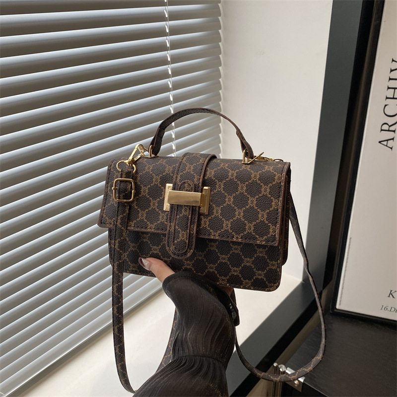 The 2024 new women's bag features a high-end texture, a niche and fashionable style, a retro and versatile small square bag, and a hand-held shoulder crossbody bag full figure