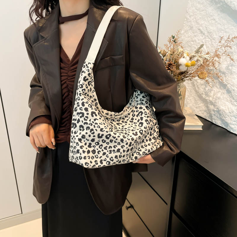 A new minimalist canvas bag with a large capacity in Korean fashion, a leopard print commuter single-shoulder crossbody bag details Picture